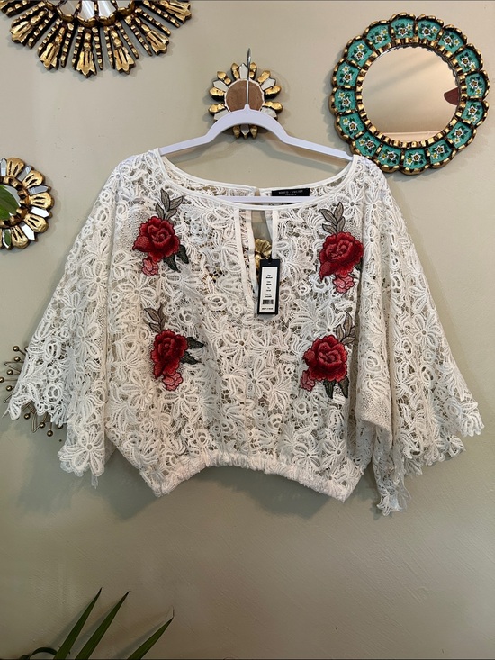 Romeo & Juliet Couture Tops - Romeo & Juliet Couture NWT Romantic Rose Lace Overlay Sheer Top Medium White
